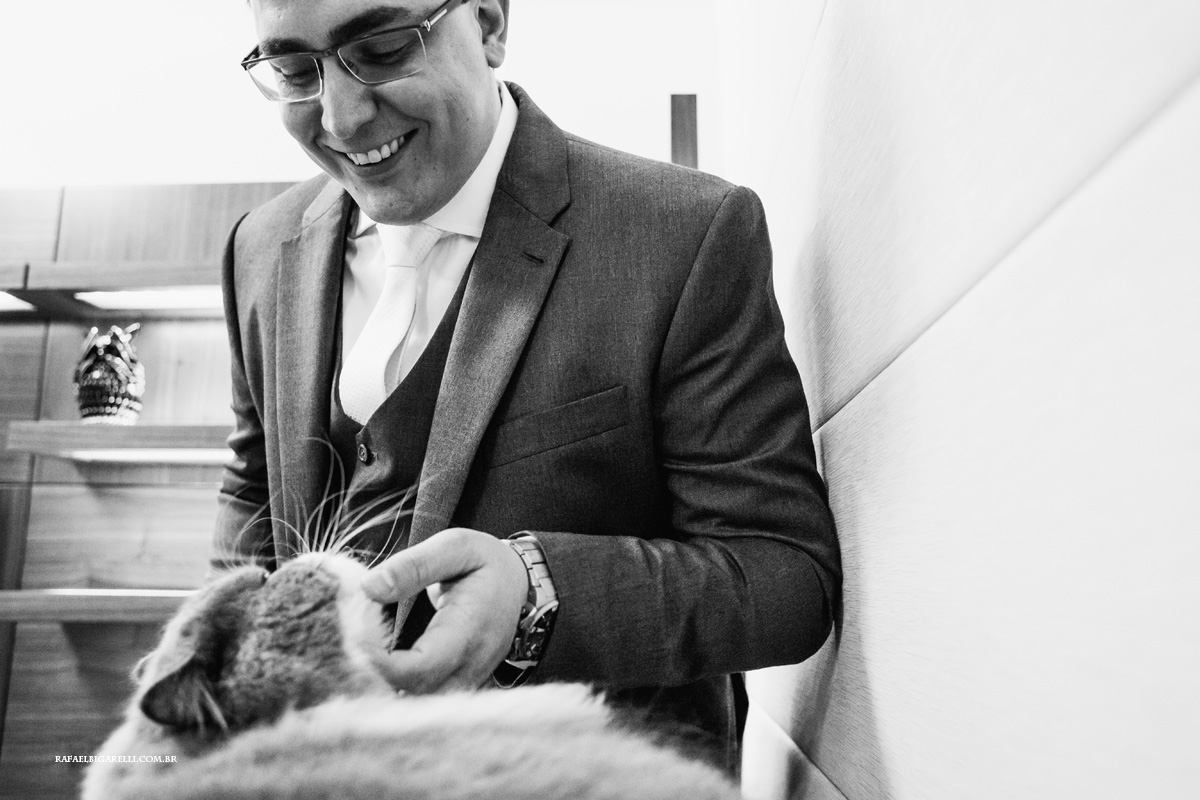 noivo fazendo carinho em seu gato