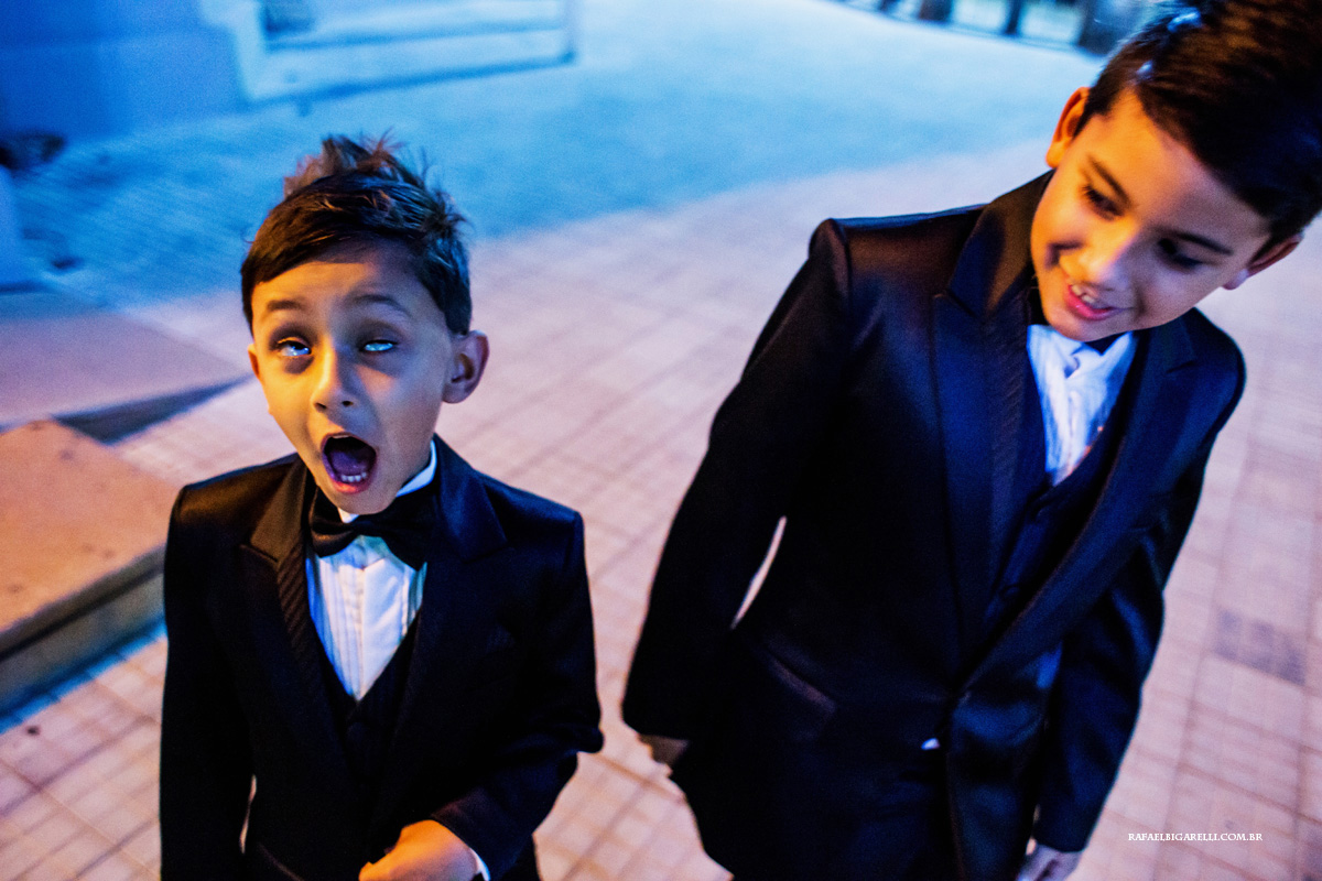 crianças aprontando em casamento