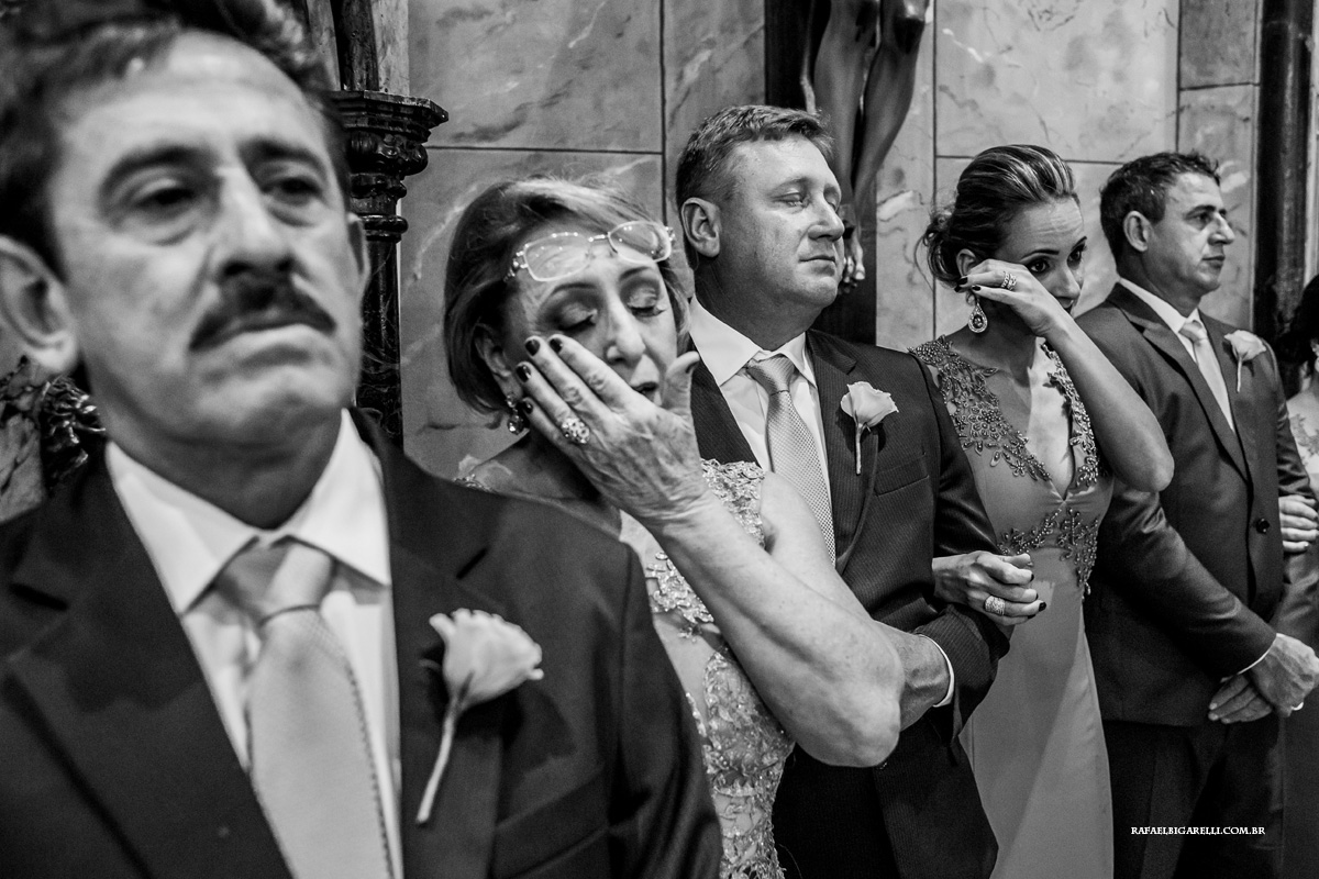 mãe e madrinhas chorando no casamento