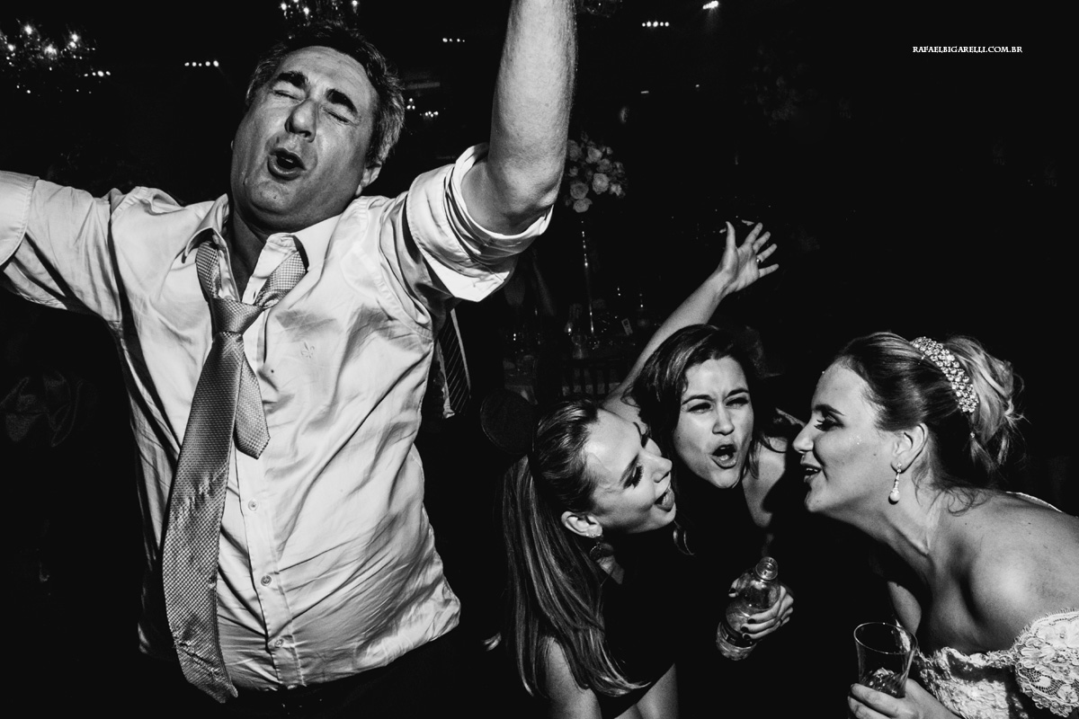 noiva curtindo a festa com as amigas