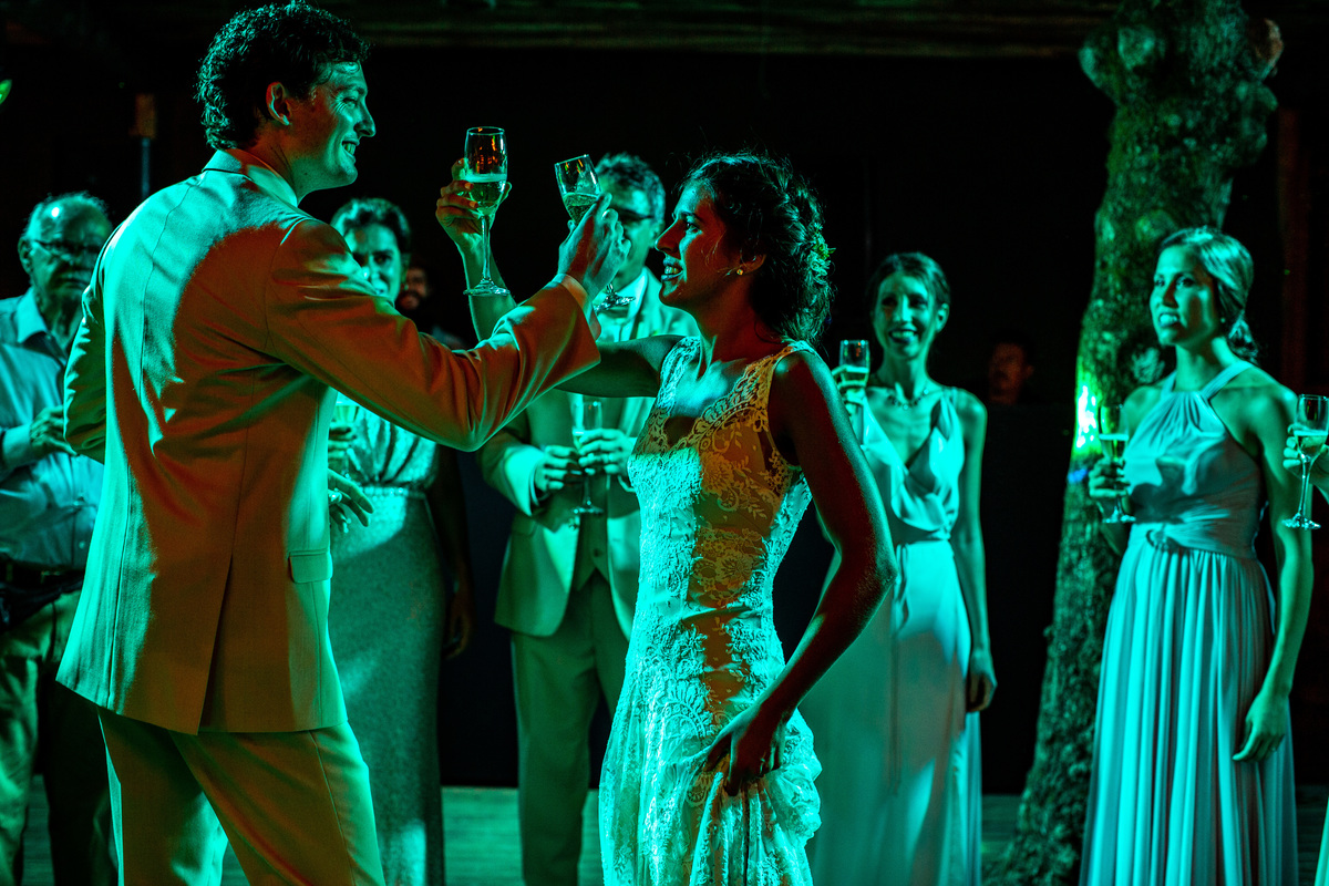 festa de casamento brinde dos noivos casamento pé na areia casamento na praia luai cabanas maresias sp casar no litoral casar na praia fotógrafo rafael bigarelli 