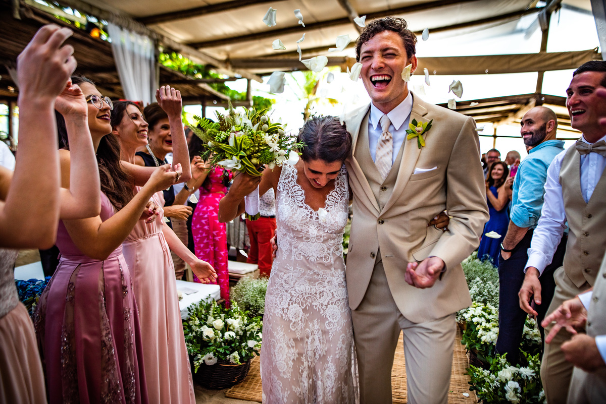 saída dos noivos da cerimônia casamento pé na areia casamento na praia luai cabanas maresias sp casar no litoral casar na praia fotógrafo rafael bigarelli 