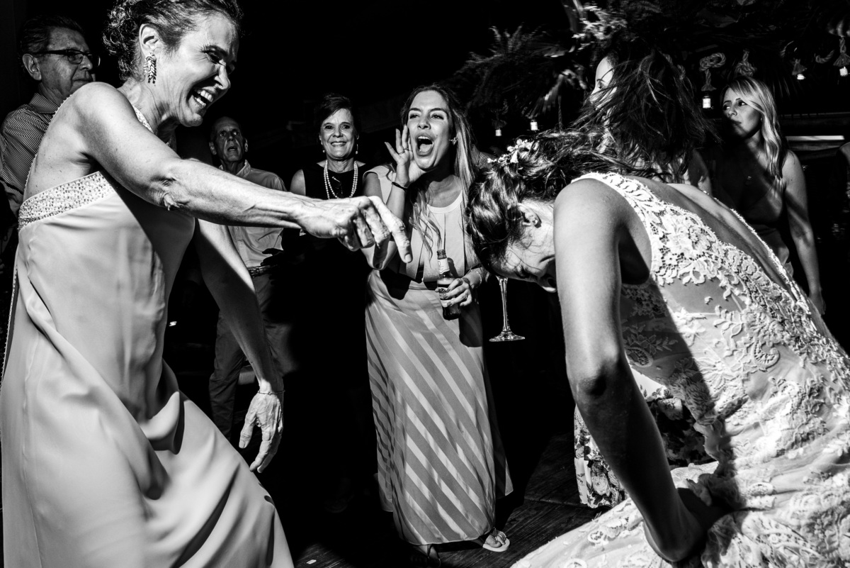 casamento de gringos e brasileiros dançando na festa casamento pé na areia casamento na praia luai cabanas maresias sp casar no litoral casar na praia fotógrafo rafael bigarelli 