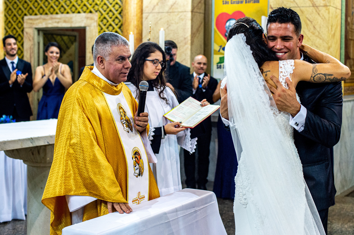 noivos se abrançando amor em casamento santo andré sp fotógrafo rafael bigarelli