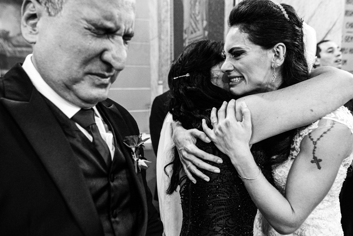 noiva abrançando emoção madrinha em igreja em casamento santo andré sp fotógrafo rafael bigarelli