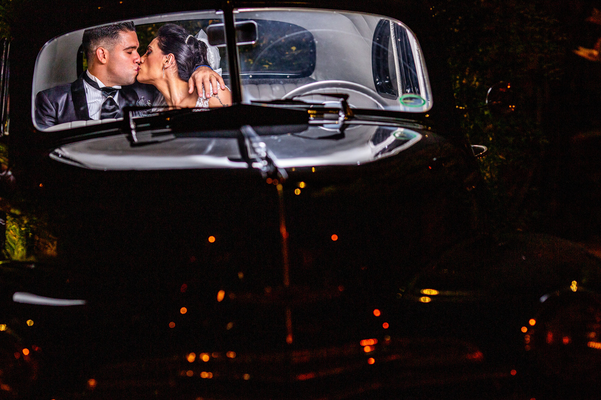 noivos na saída dentro do carro na igreja em casamento santo andré sp fotógrafo rafael bigarelli