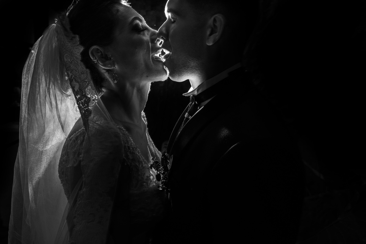 noivos se beijando amor noiva com véu em casamento santo andré sp fotógrafo rafael bigarelli