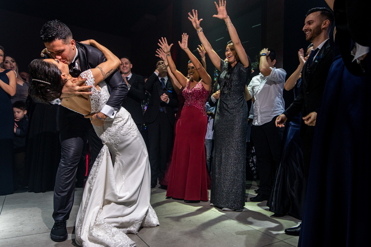 beijo dos noivos em festa de casamento santo andré sp fotógrafo rafael bigarelli