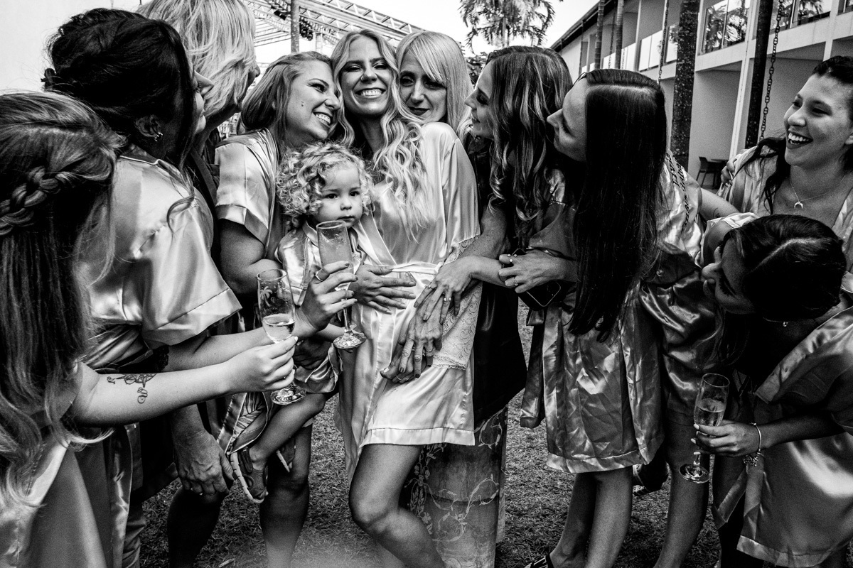 making of da noiva com madrinhas em cerimônia de casamento na praia litoral norte de SP Cambury São Sebastião casamento de dia fotografia rafael bigarelli destination wedding