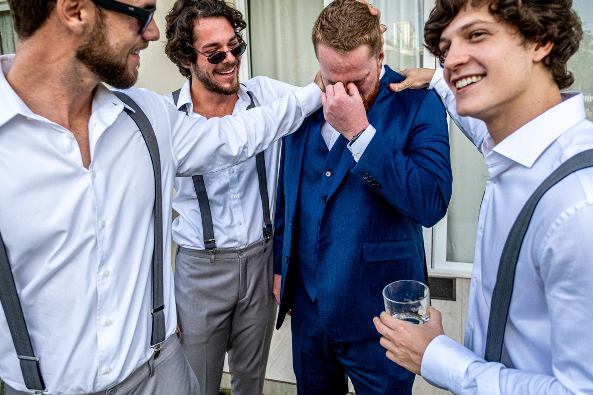 making of do noivo com padrinhos em cerimônia de casamento na praia litoral norte de SP Cambury São Sebastião casamento de dia fotografia rafael bigarelli destination wedding