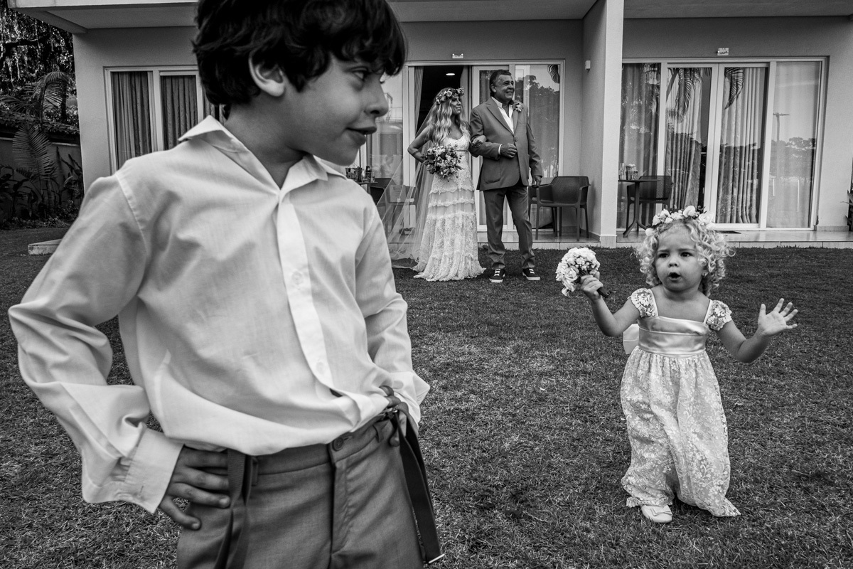 daminha e crianças makign of da noiva  em cerimônia de casamento na praia litoral norte de SP Cambury São Sebastião casamento de dia fotografia rafael bigarelli destination wedding