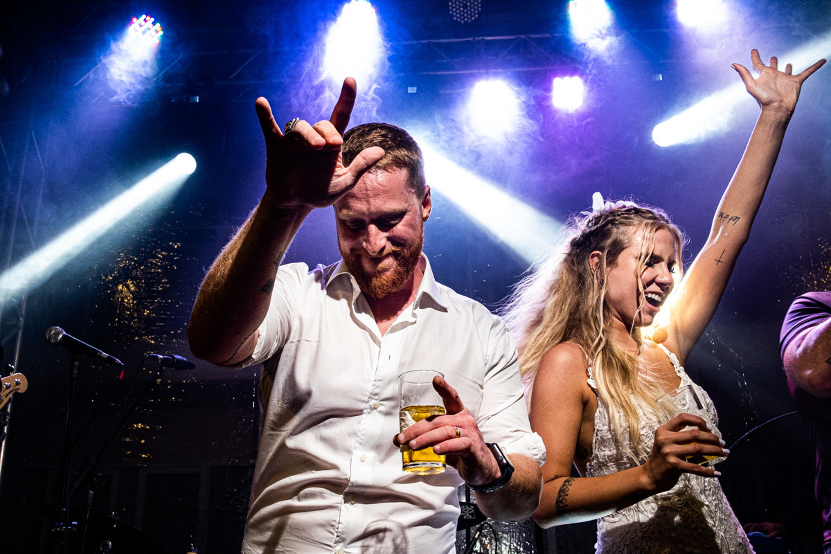  noivos loucos se divertindo cantando em festa de casamento na praia litoral de sp cambury são sebastião são paulo fotografia rafael bigarelli fotos divertidas 