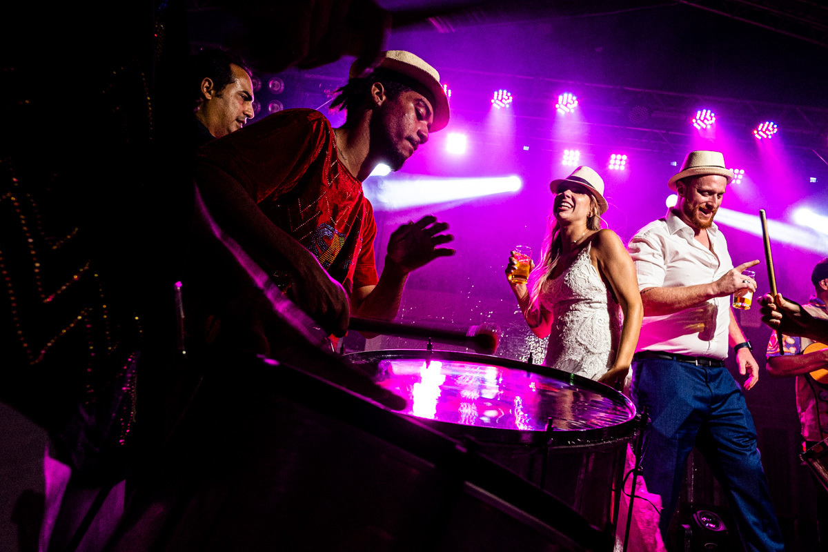 música brasileira noivos se divertindo cantando em festa de casamento na praia litoral de sp cambury são sebastião são paulo fotografia rafael bigarelli