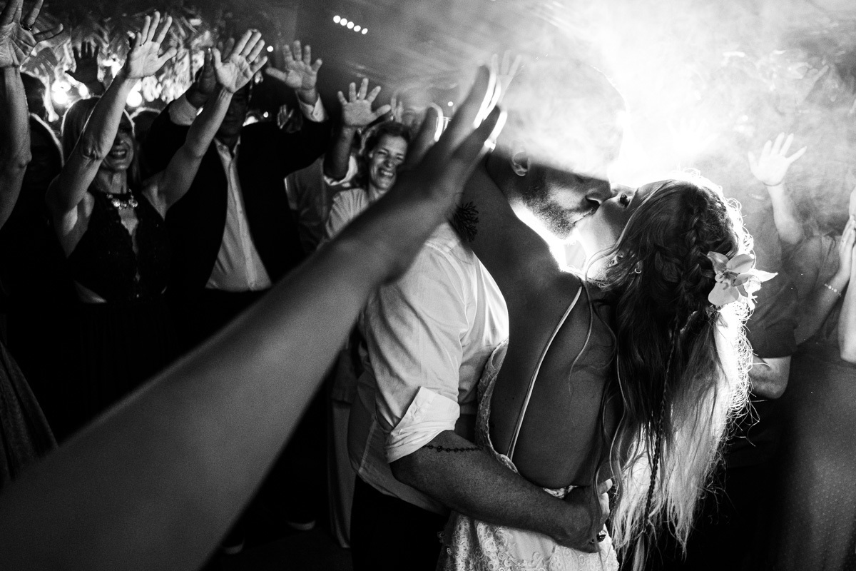 noivos se beijando em festa de casamento na praia litoral de sp cambury são sebastião são paulo