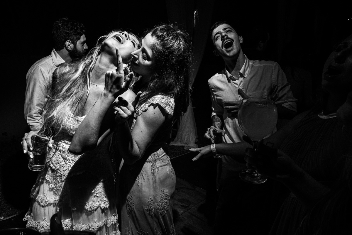 pessoas se divertindo em noiva e buquê em festa de casamento na praia litoral de sp cambury são sebastião são paulo fotógrafo rafael bigarelli