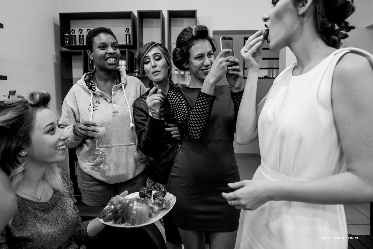 making of da noiva com as madrinhas na hora do lanche
