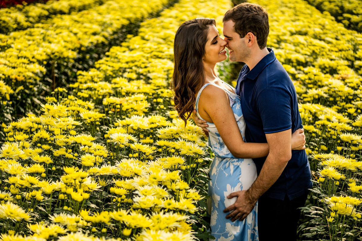Noivos em ensaio pré-wedding em  campo de flores na cidade de Holambra - SP fotos de casal feitas pelo fotógrafo Rafael Bigarelli