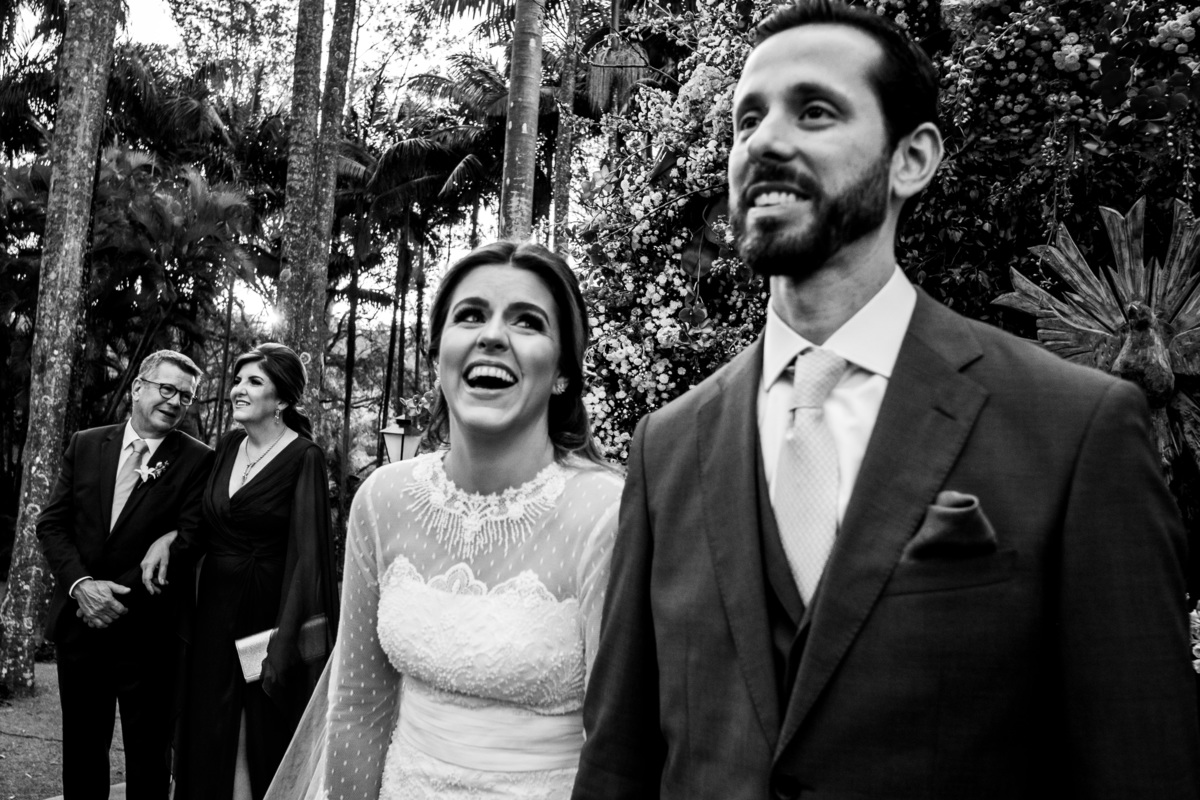 noivo sorrindo com pais fotografia preto e branca casamento no campo na fazenda santa barbara fotógrafo rafael bigarelli