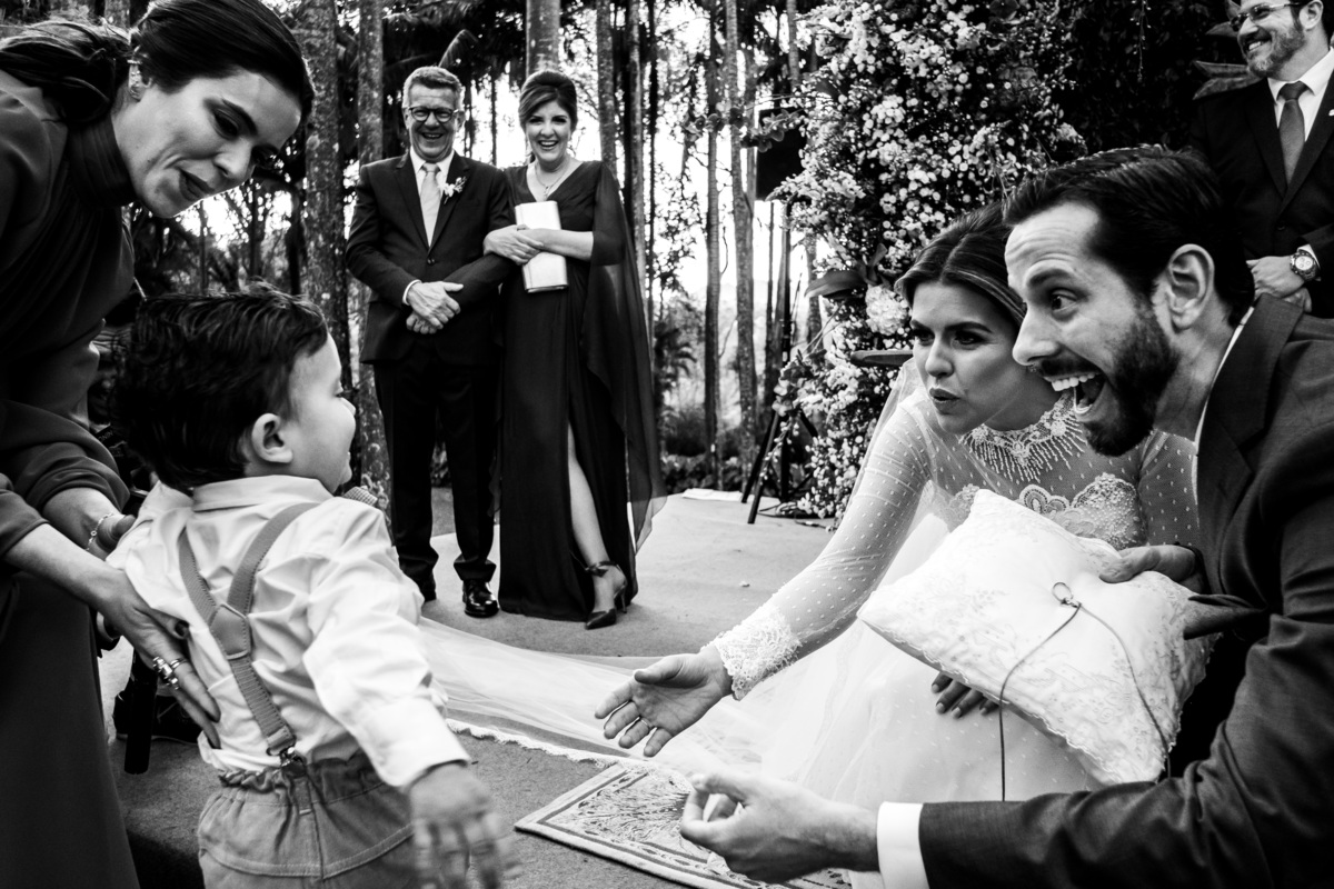noivos chamando o pajen com as alianças em casamento no campo na fazenda santa barbara fotógrafo rafael bigarelli