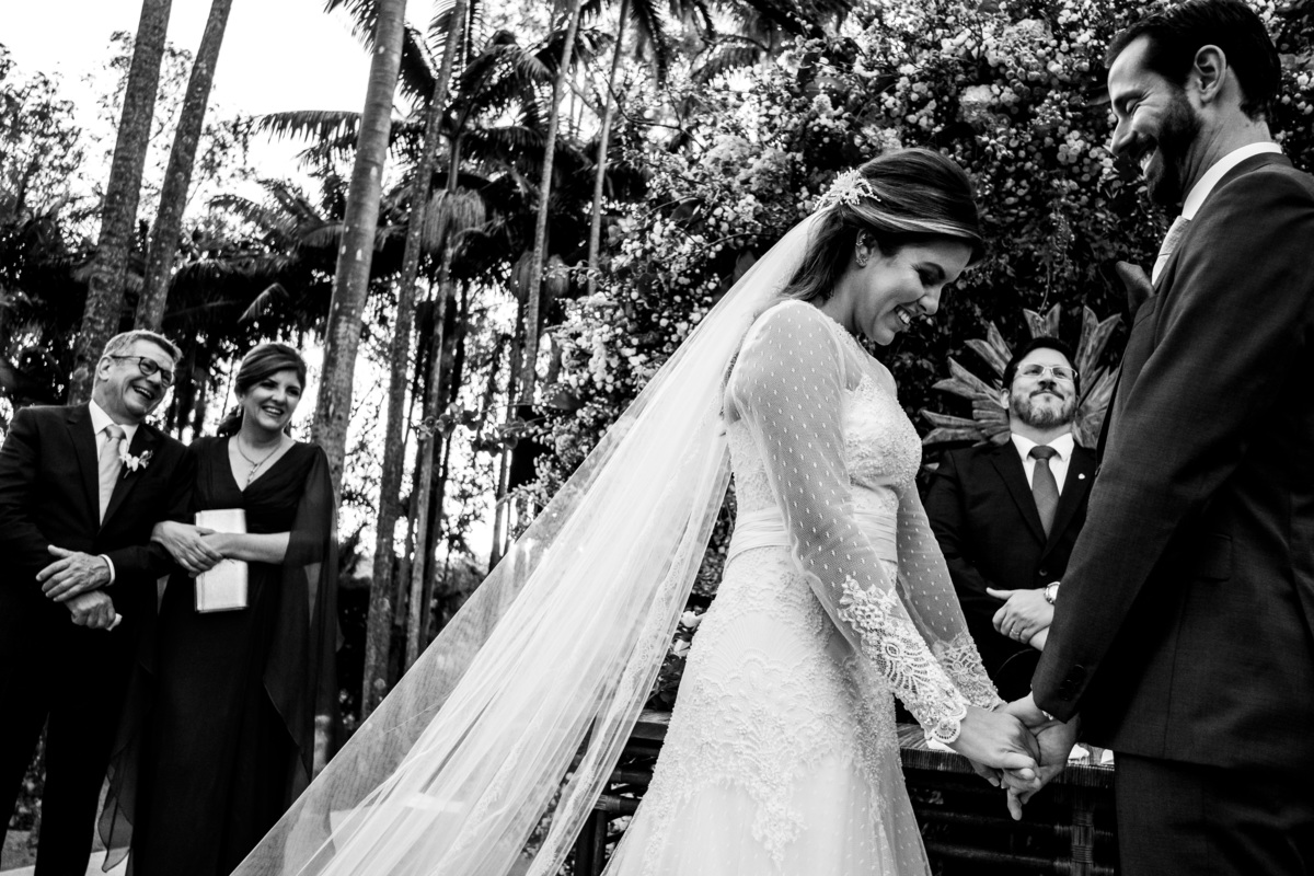 noivos recebendo as bençãos em casamento ao ar livre no campo na fazenda santa barbara fotógrafo rafael bigarelli