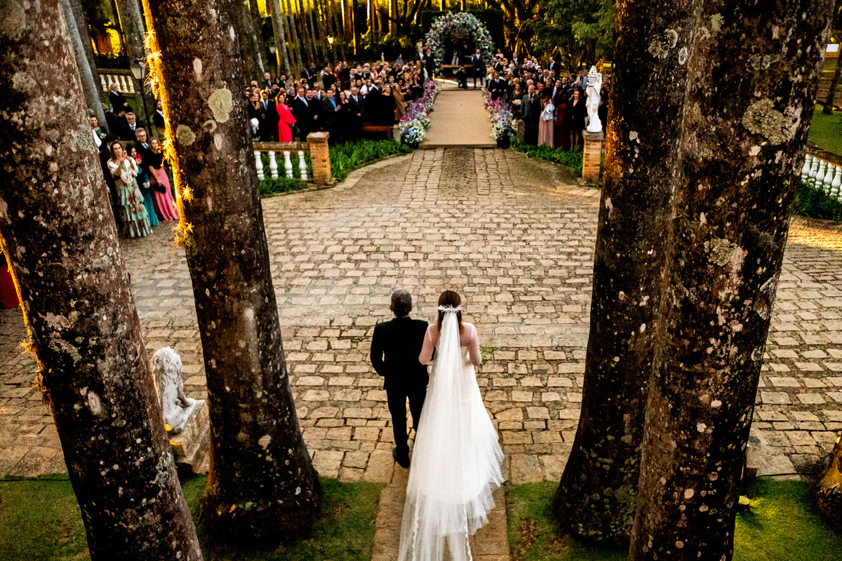 entrada de noiva com pai em casamento no campo na fazenda santa barbara fotógrafo rafael bigarelli