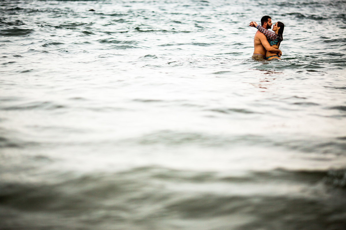 casal no meio do mar praia do guarujá são paulo fotógrafo rafael bigarelli