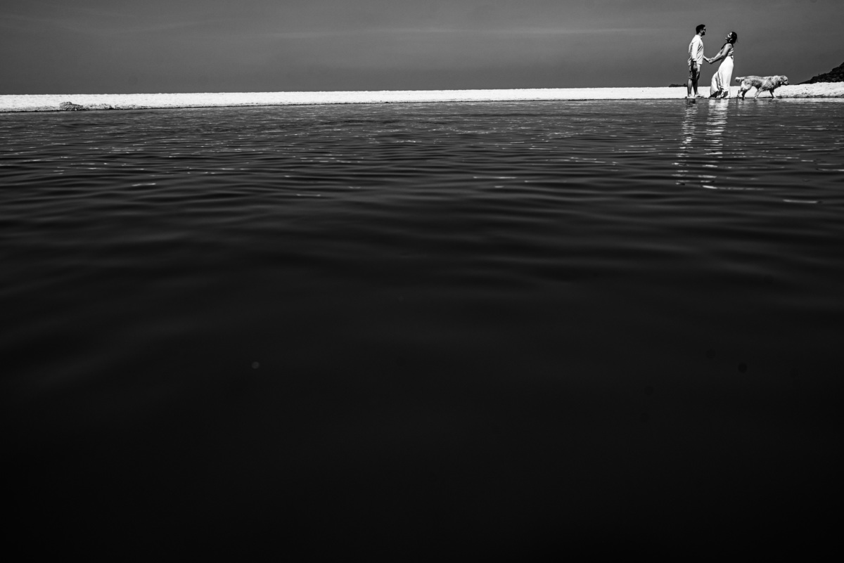 ensaio pre-wedding fotos de casal  com cachorro na praia guarujá sp fotógrafo rafael bigarelli