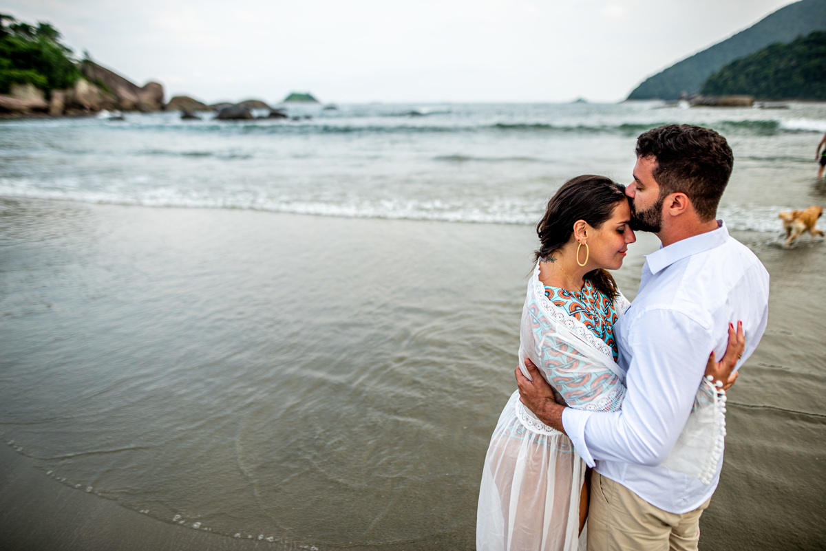 casal de beijando em fotos de casamento na praia do guarujá são paulo
