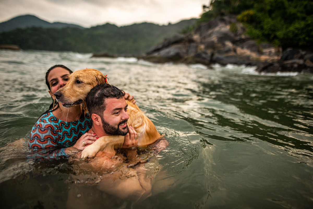 ensaio pre-wedding fotos de casal  com cachorro nadando na praia guarujá sp fotógrafo rafael bigarelli
