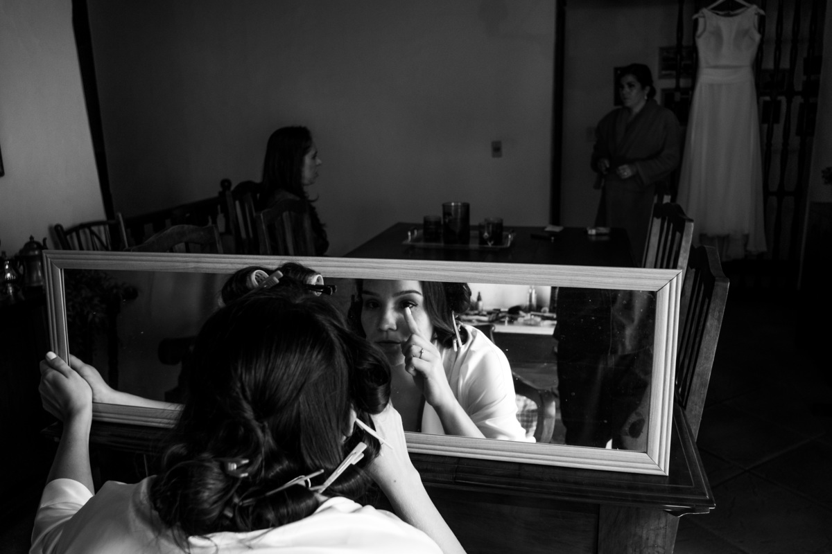 noiva se arrumando para o casamento