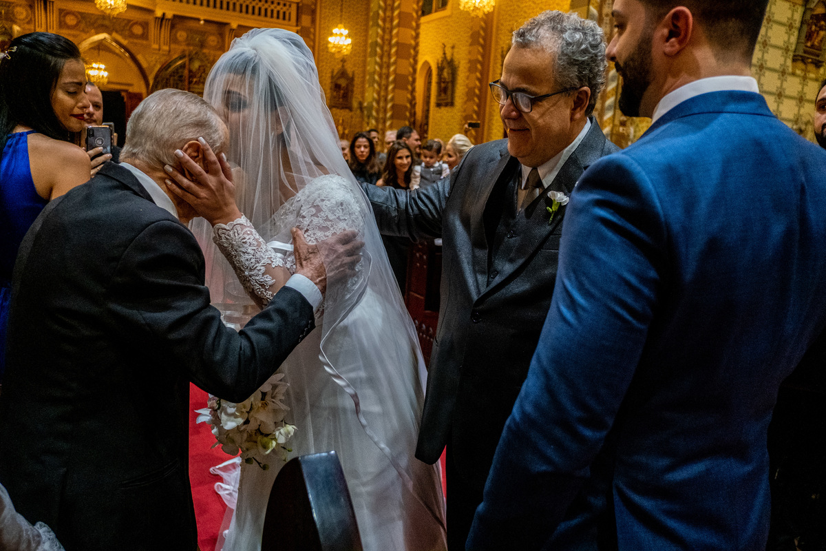 noiva beijando pai no altar cerimônia em casamento tradicional em Jau SP fotógrafo rafael bigarelli