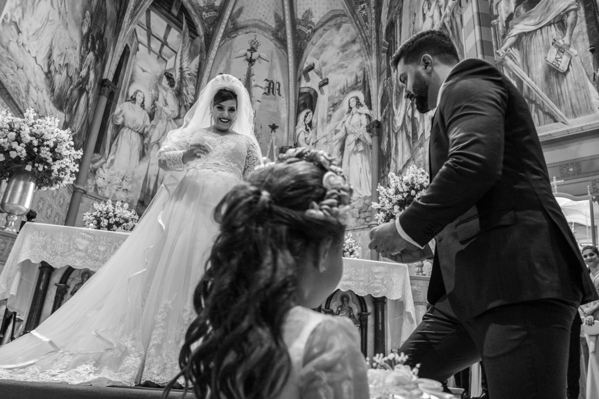 daminha trazendo alianças em cerimônia em casamento tradicional em Jau SP fotógrafo rafael bigarelli