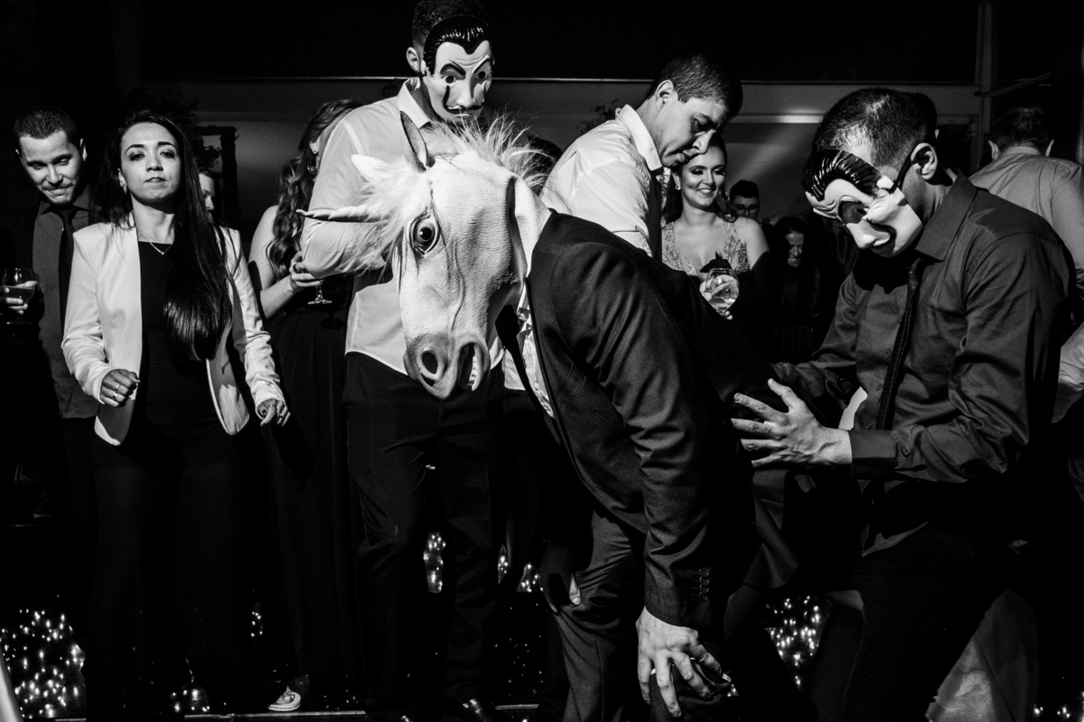 máscara de cavalo noivos e convidados dançando em festa de casamento Jaú SP Espaço Grevillea fotógrafao Rafael Bigarelli