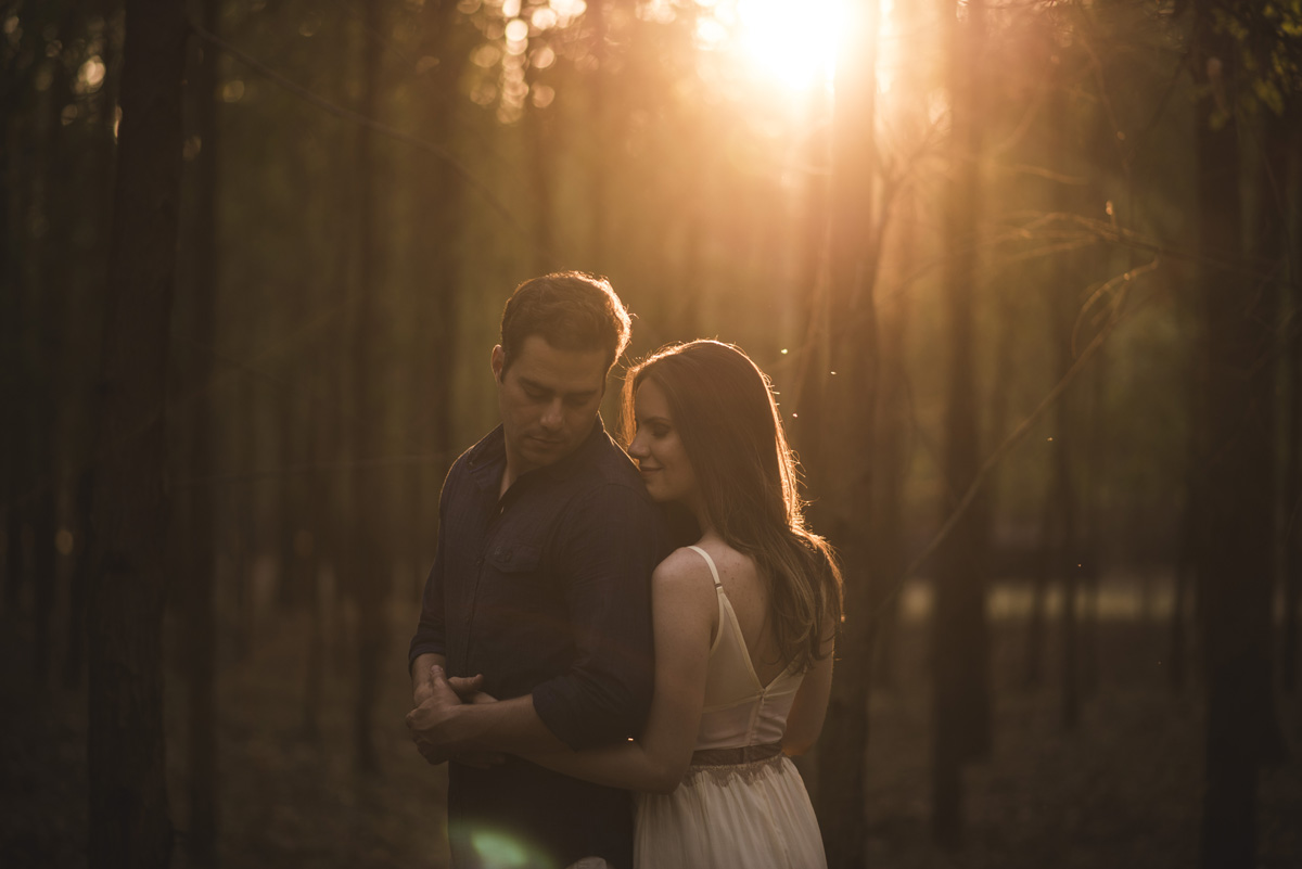 foto do casal se abraçando ao por do sol