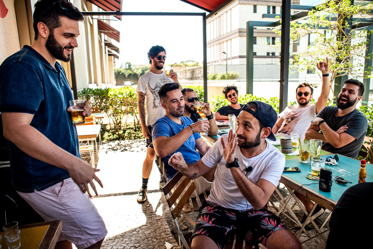 foto noivo com amigos