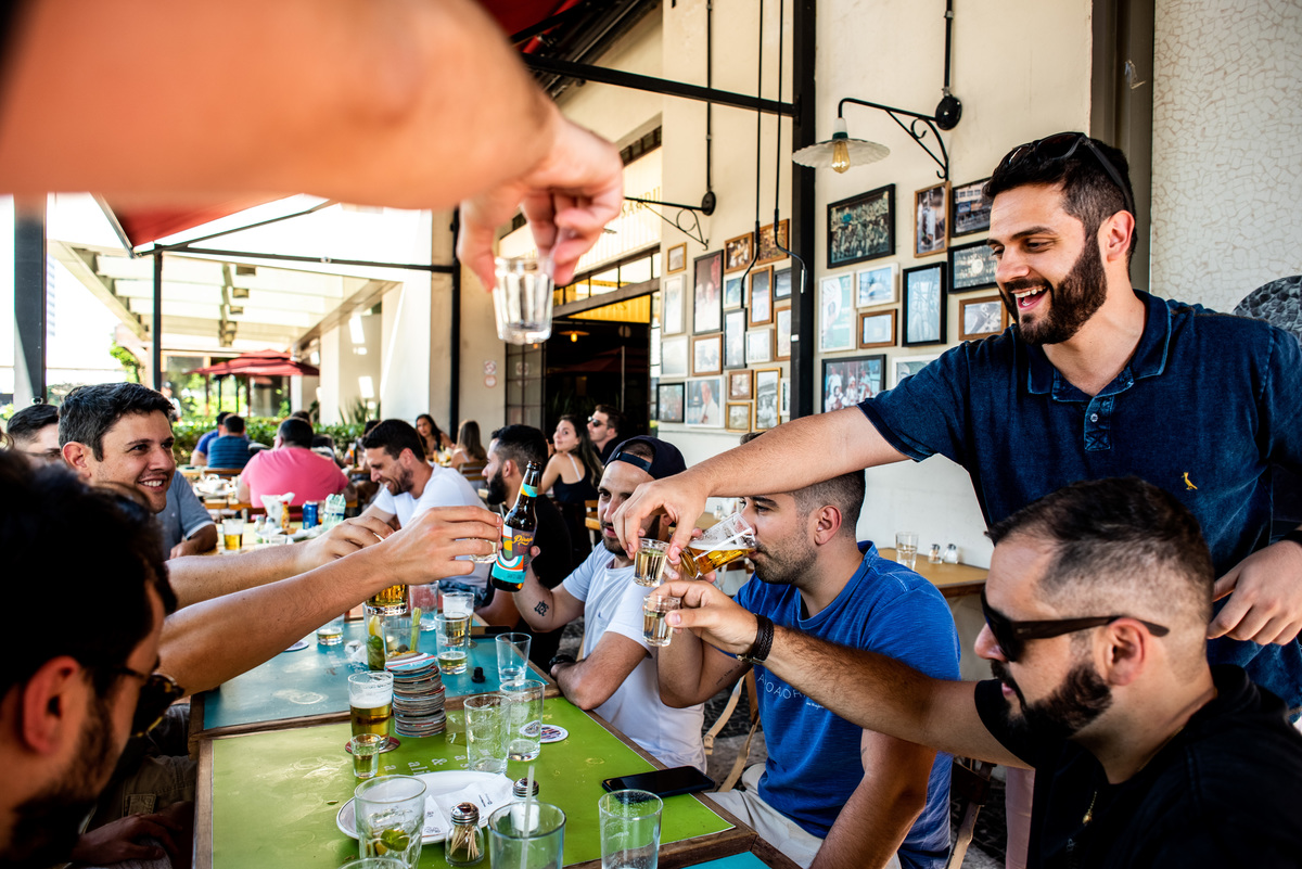 fotografia noivo com amigos em bar