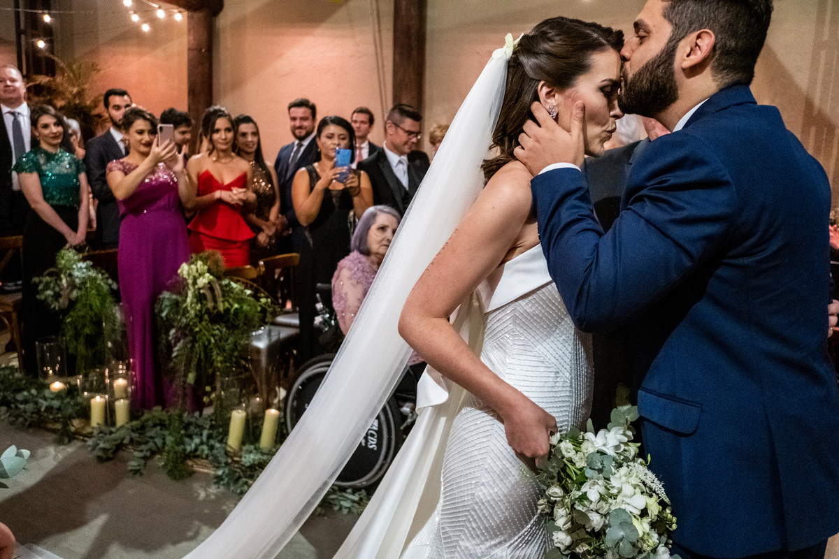 foto beijo dos noivos 