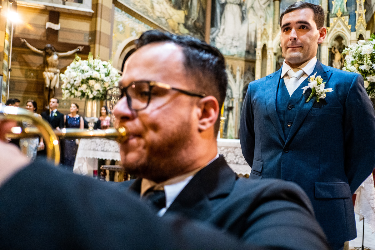 foto noivo no altar da igreja 