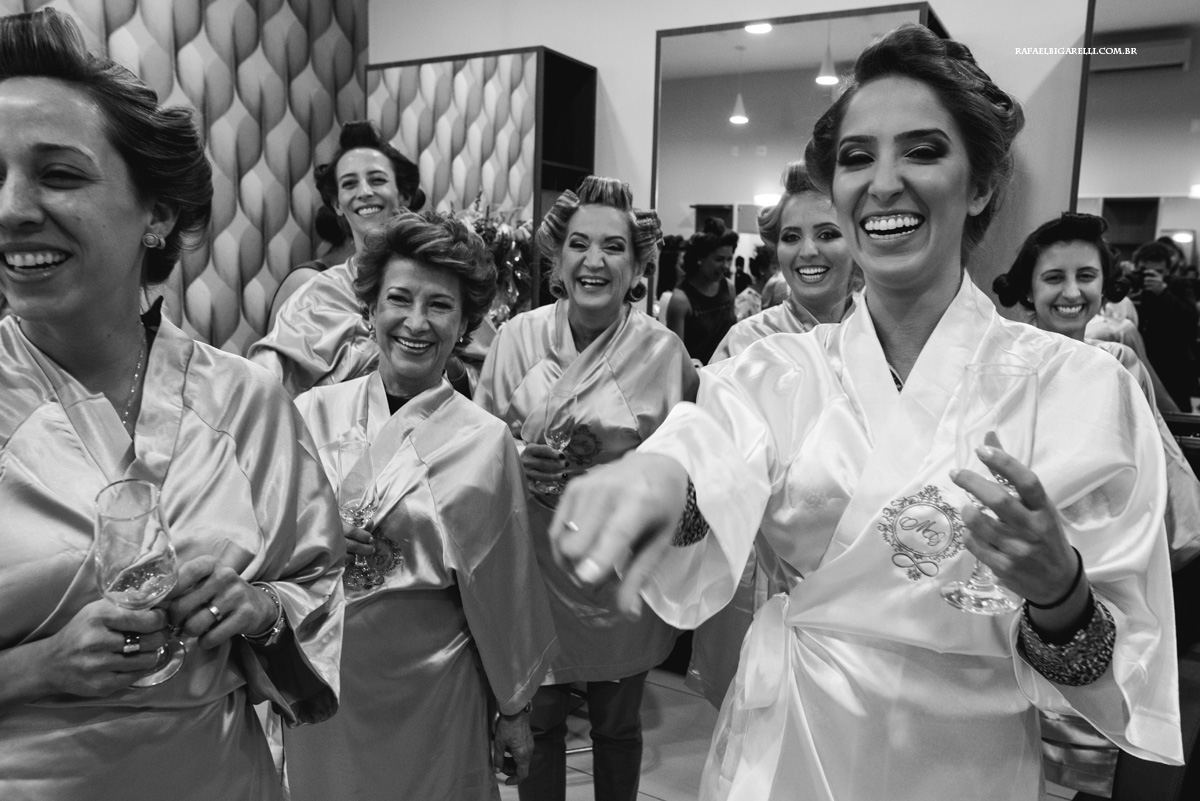 noiva se divertindo com as madrinhas em sua preparação