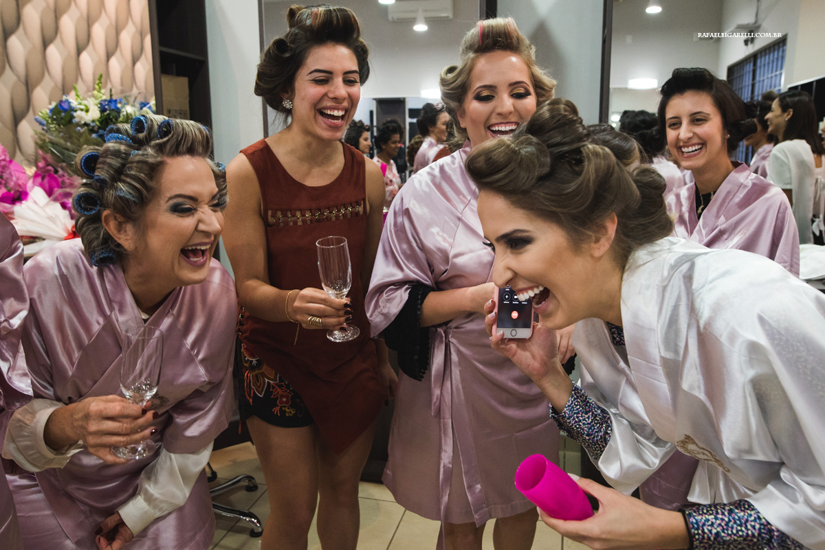 noiva falando no celular com as madrinhas