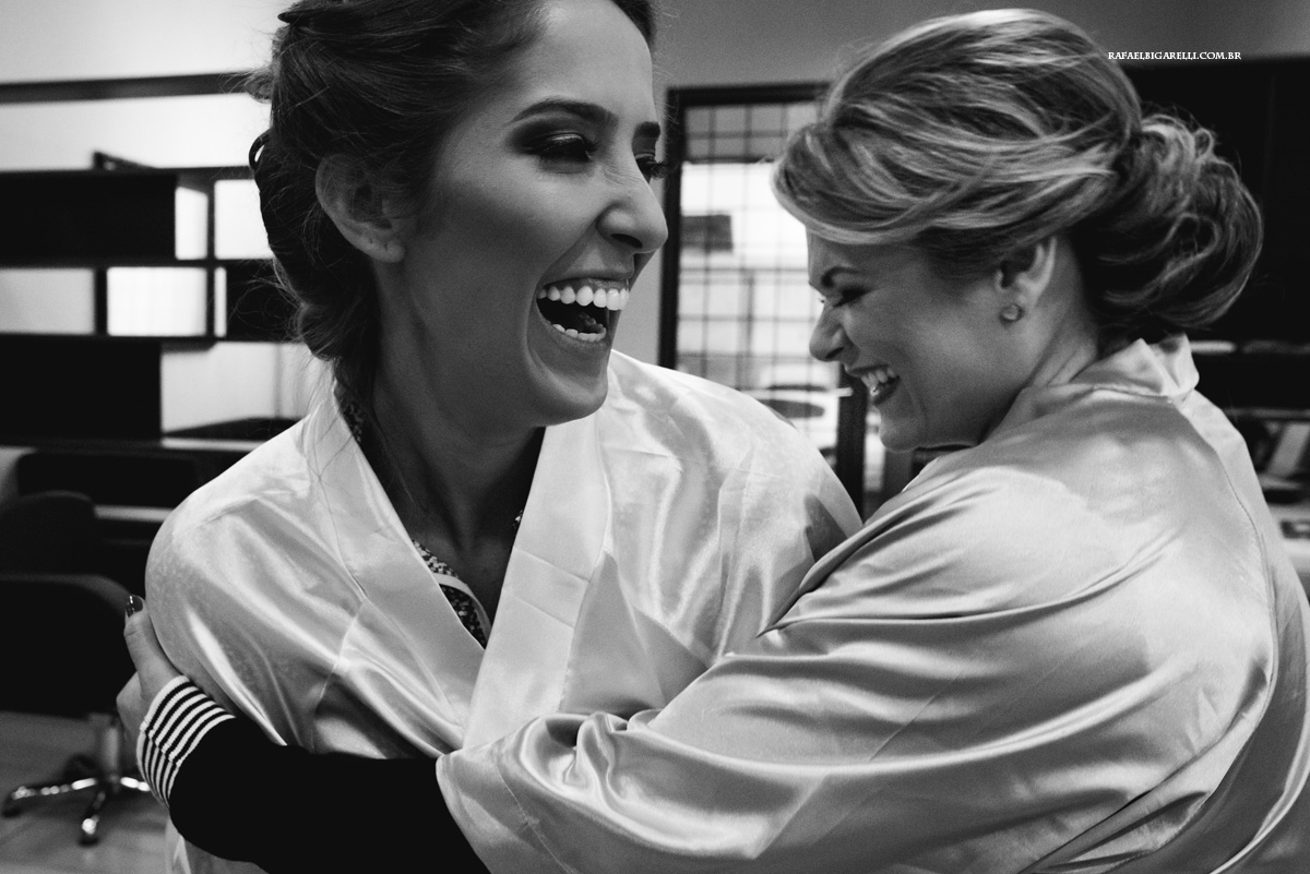 abraço da noiva em sua madrinha