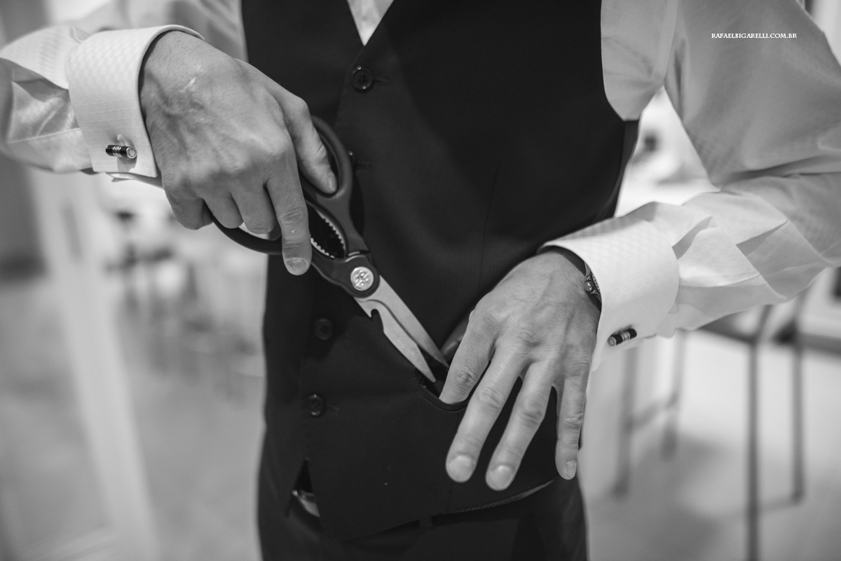 noivo contrando a linha do terno