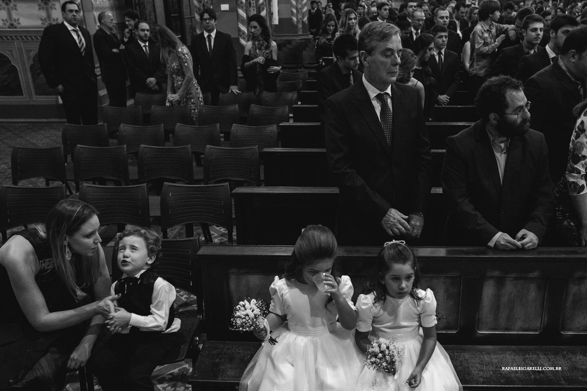 crianças se divertindo no casamento