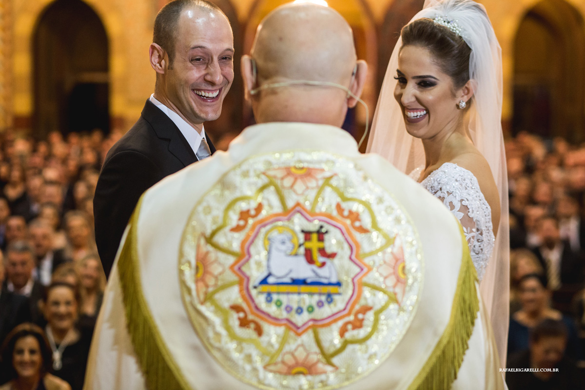 noivos sorrindo na cerimonia