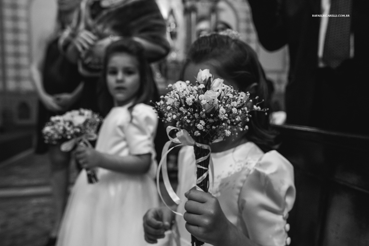 daminha se escondendo com bouquet