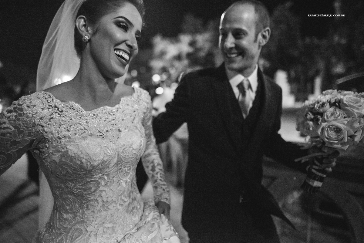 noivos caminhando para a festa do casamento