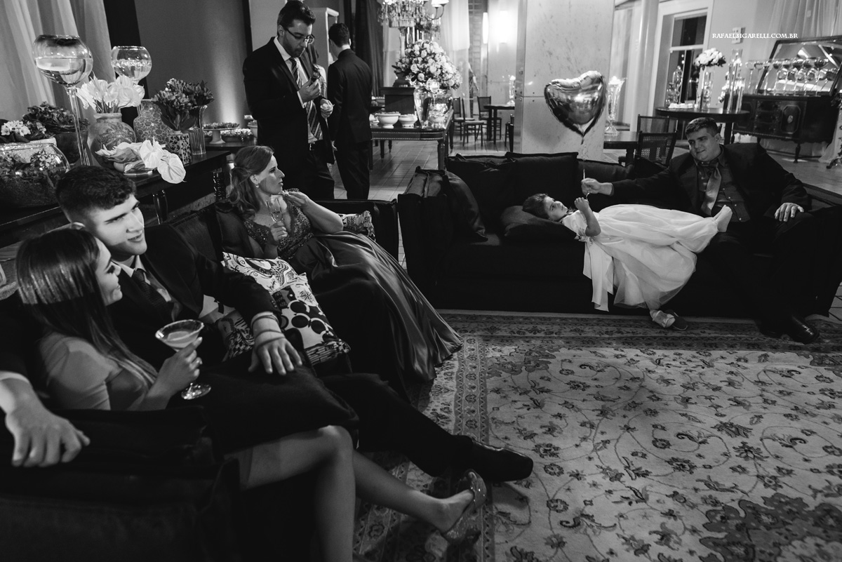 criança brincando com balão na festa de casamento