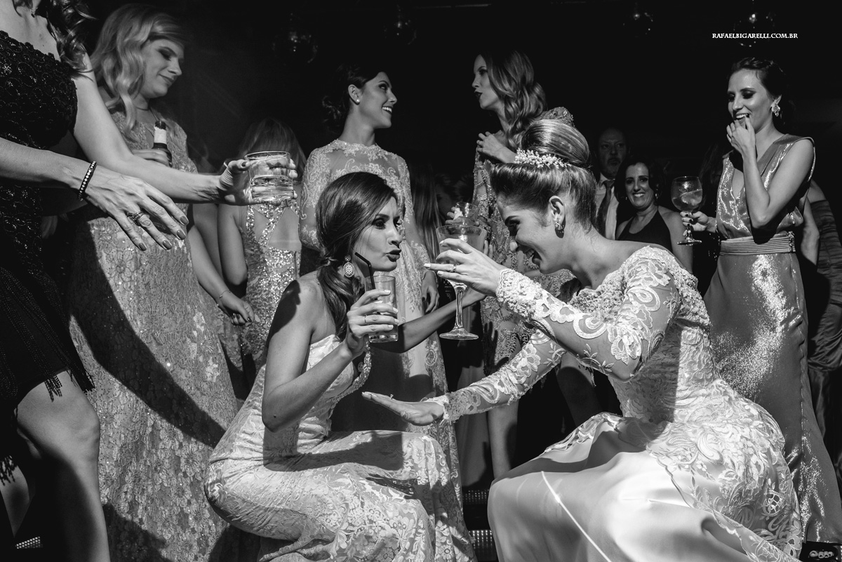 noiva indo até o chão com madrinha