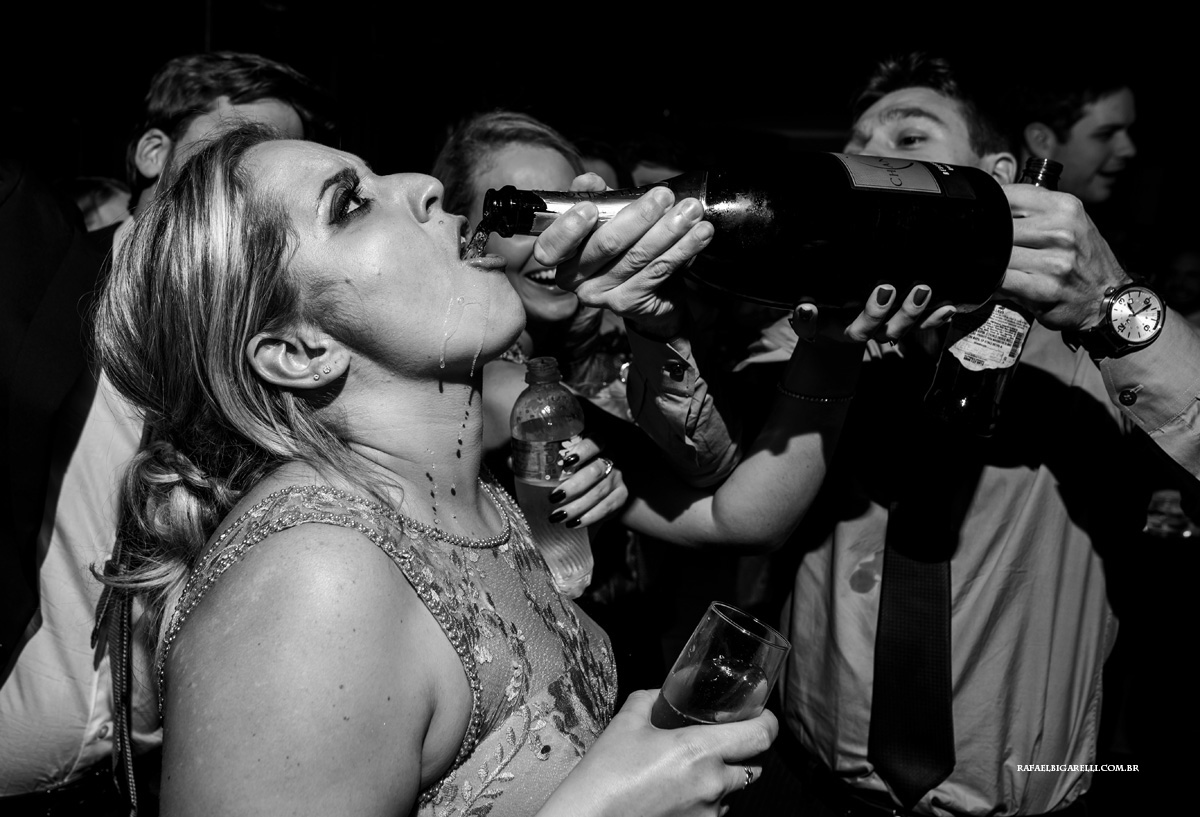 virando champanhe na boca