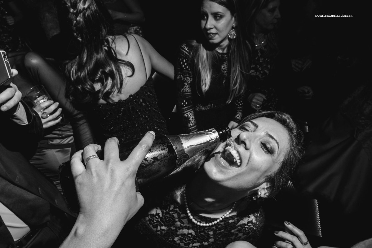 virando champanhe na boca